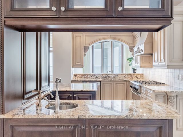 LPH19 - 2095 Lake Shore Blvd W